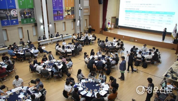 경주시는 지난 9일 시청 대회의실에서 제17회 시민원탁회의를 개최했다