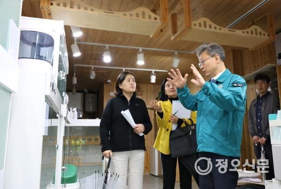 장인홍 구로구청장(오른쪽)이 오는 6월 25일 문을 여는 반려동물 복지공간 ‘구로댕냥이네’ 개소를 앞두고 현장 점검을 진행하고 있다.