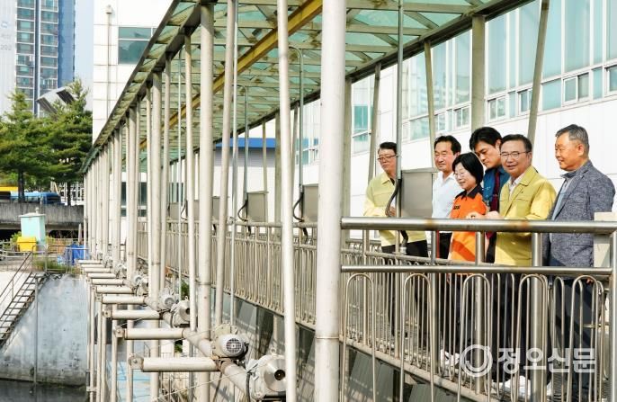 우기대비 합동점검에 참석한 류경기 중랑구청장과 관계자들의 모습