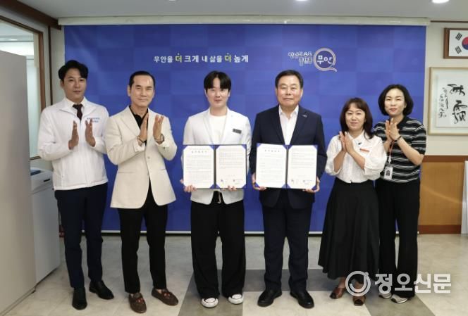 군수실에서 진행된 무안군-스마트원치과병원 업무협약