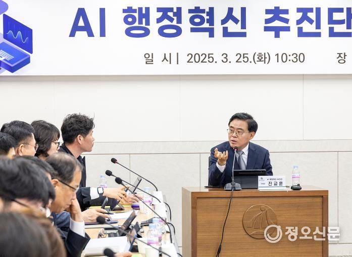 진교훈 강서구청장(오른쪽)이 3월 25일 구청 대회의실에서 열린 ‘AI 행정혁신 추진단 회의’에 참석해 민간 전문가와 AI 활용방안에 대해 대화하고 있다.