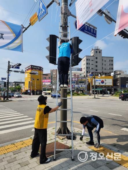 오산시, 불법 현수막 잔여물 집중 제거로 깨끗한 도시환경 조성