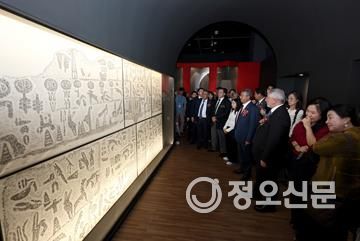 공동특별전 <히타이트> 개막식 당시 탁본 작품 감상 중인 초룸시장님 외 초룸시 대표단