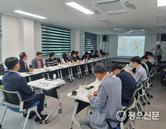 23일 화성시민대학에서 열린 ‘효행지구 분야별 중점 전략회의’에서 화성특례시 관계자들과 한국농어촌공사 관계자들이 효행지구 개발 추진 현황과 분야별 전략 방향을 논의하고 있다