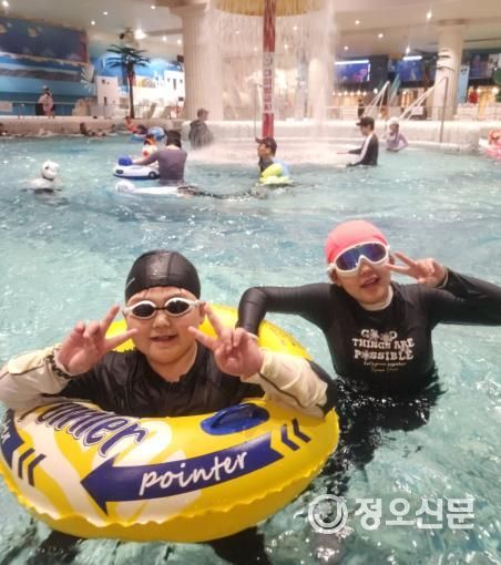 드림스타트 아동이 ‘가족과 함께하는 여름 물놀이’ 프로그램을 통해 워터파크에서 물놀이를 즐기고 있다