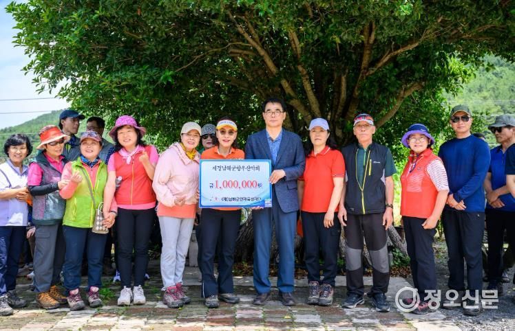재경남해군향우회 산악회, 장학금 100만 원 기탁