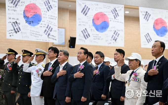 유정복 인천광역시장이 25일 시청 대회의실에서 열린 '6.25전쟁 제75주년 기념식'에서 참석자들과 국민의례를 하고 있다.