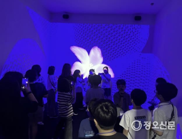 박람회에서 미디어아트 전시를 관람하고있는 관람객들